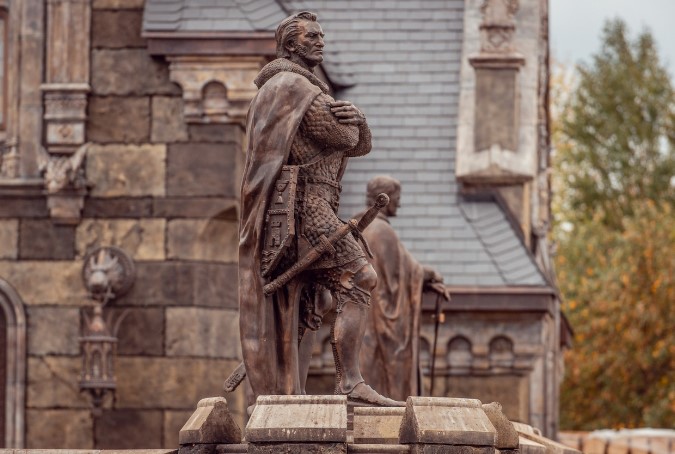 Скульптуры рыцарей Круглого стола»